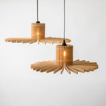 Deux suspensions en bois naturel lumière indirecte